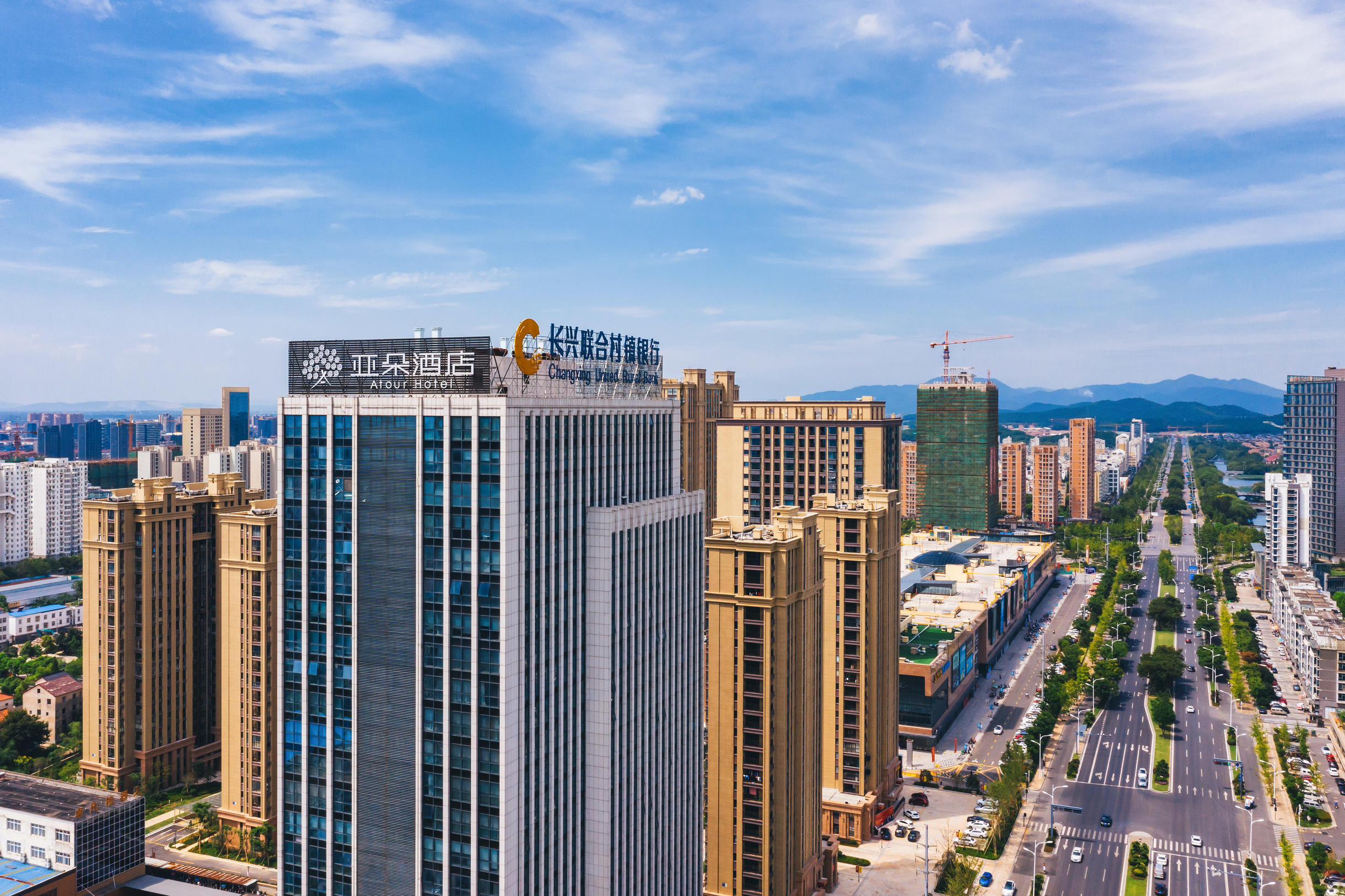 湖州长兴利时广场中央大道亚朵酒店