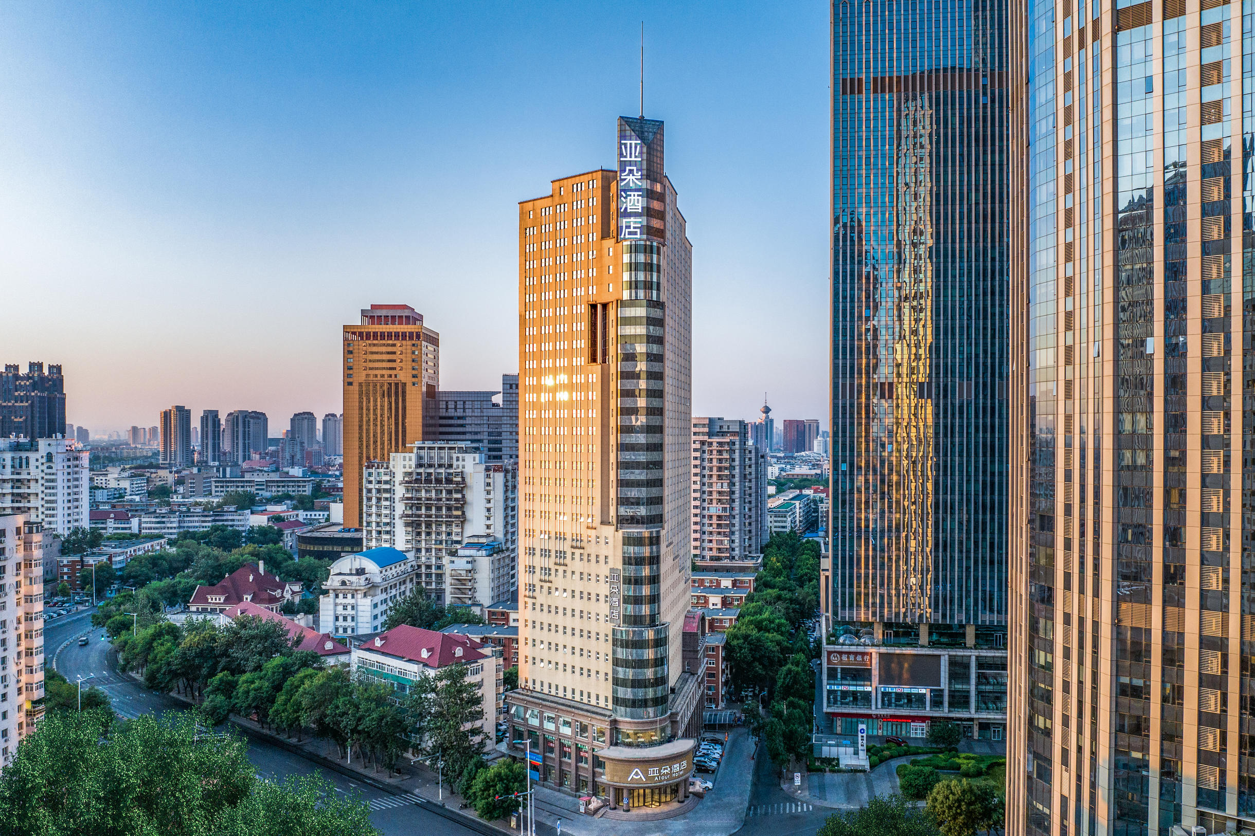 天津五大道小白楼地铁站亚朵酒店