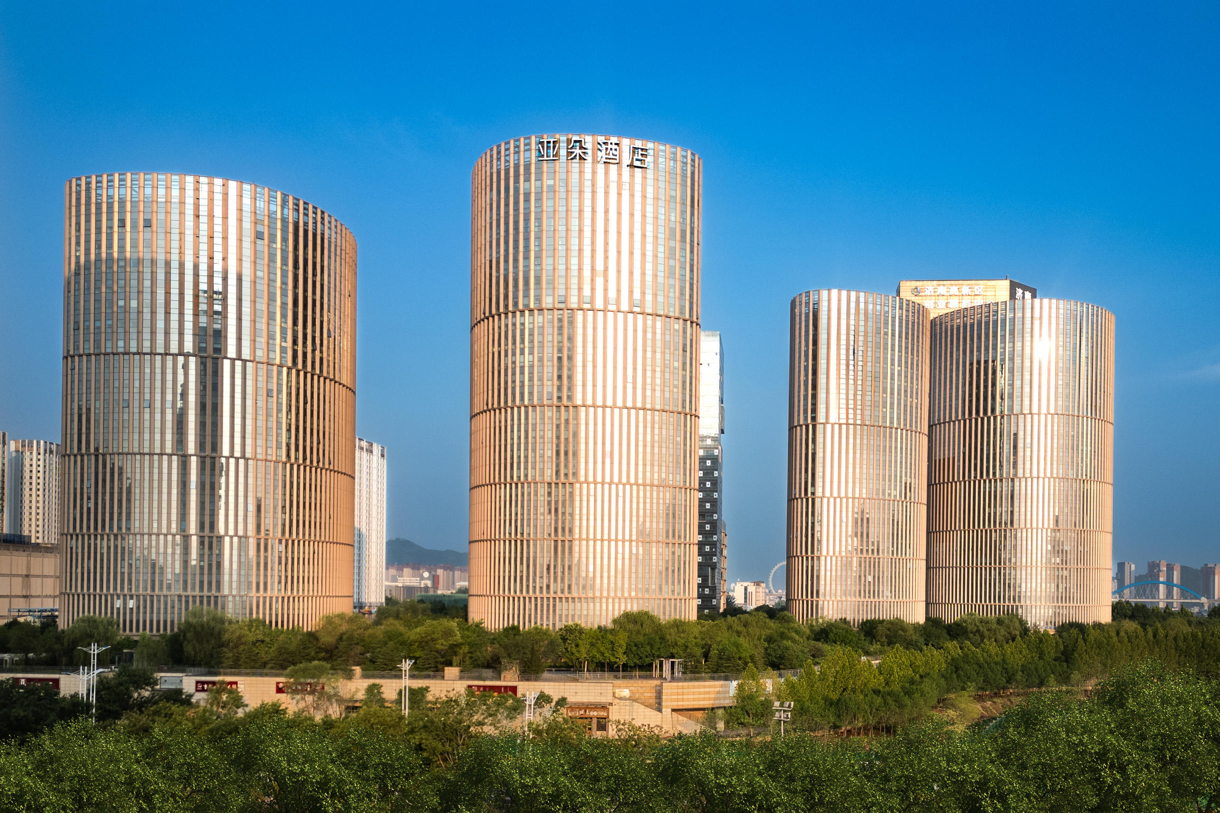 济南经十东路药谷亚朵酒店