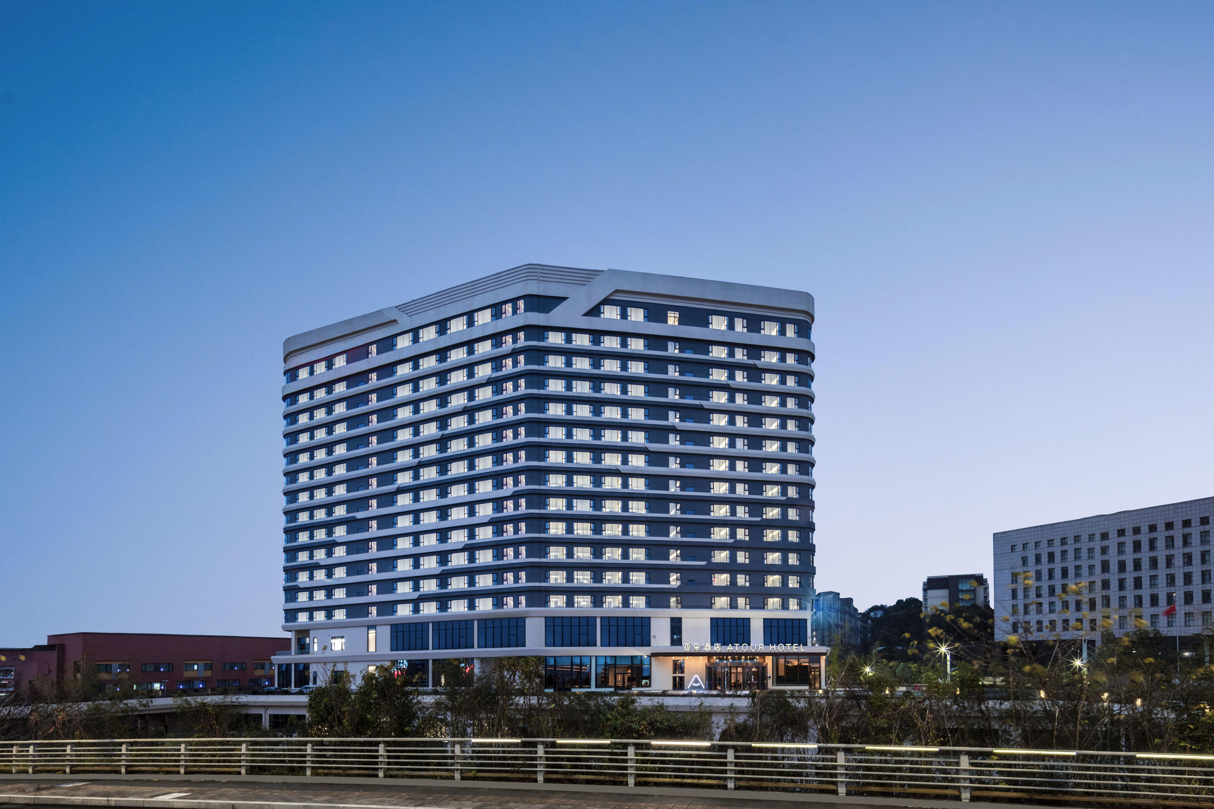 贵阳南明区机场路亚朵酒店