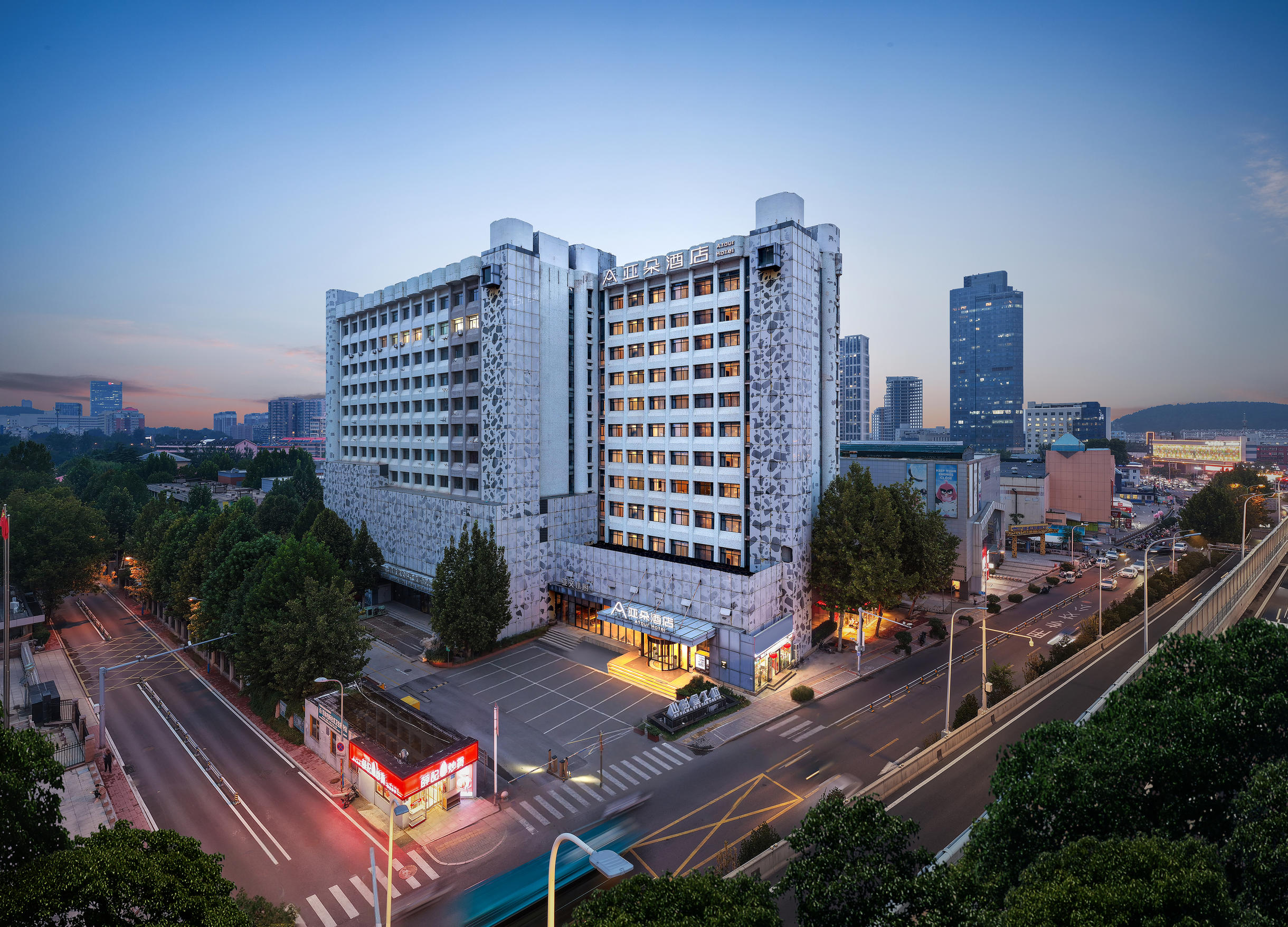 济南千佛山英雄山路亚朵酒店