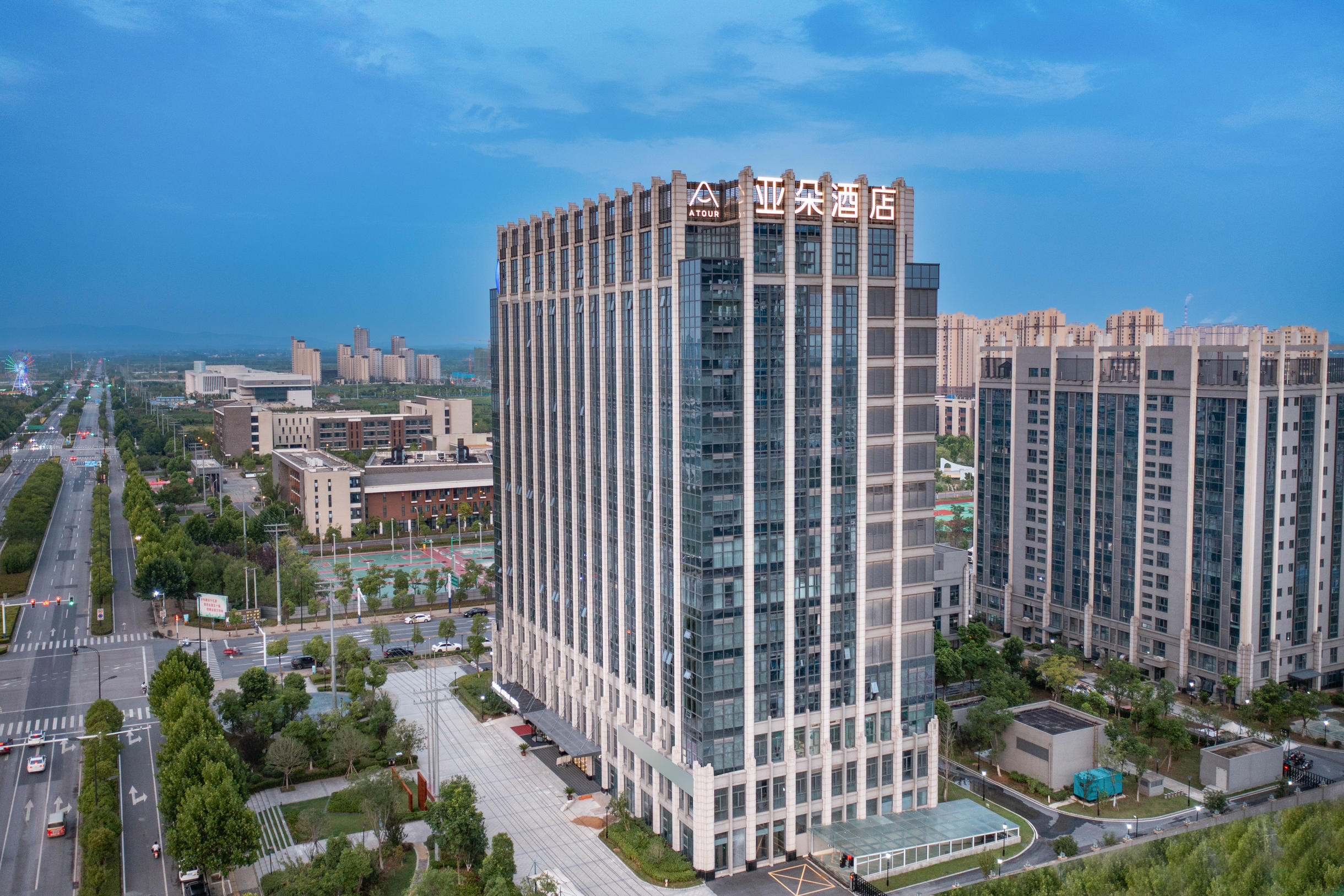 合肥肥东高铁站瑶岗路亚朵酒店