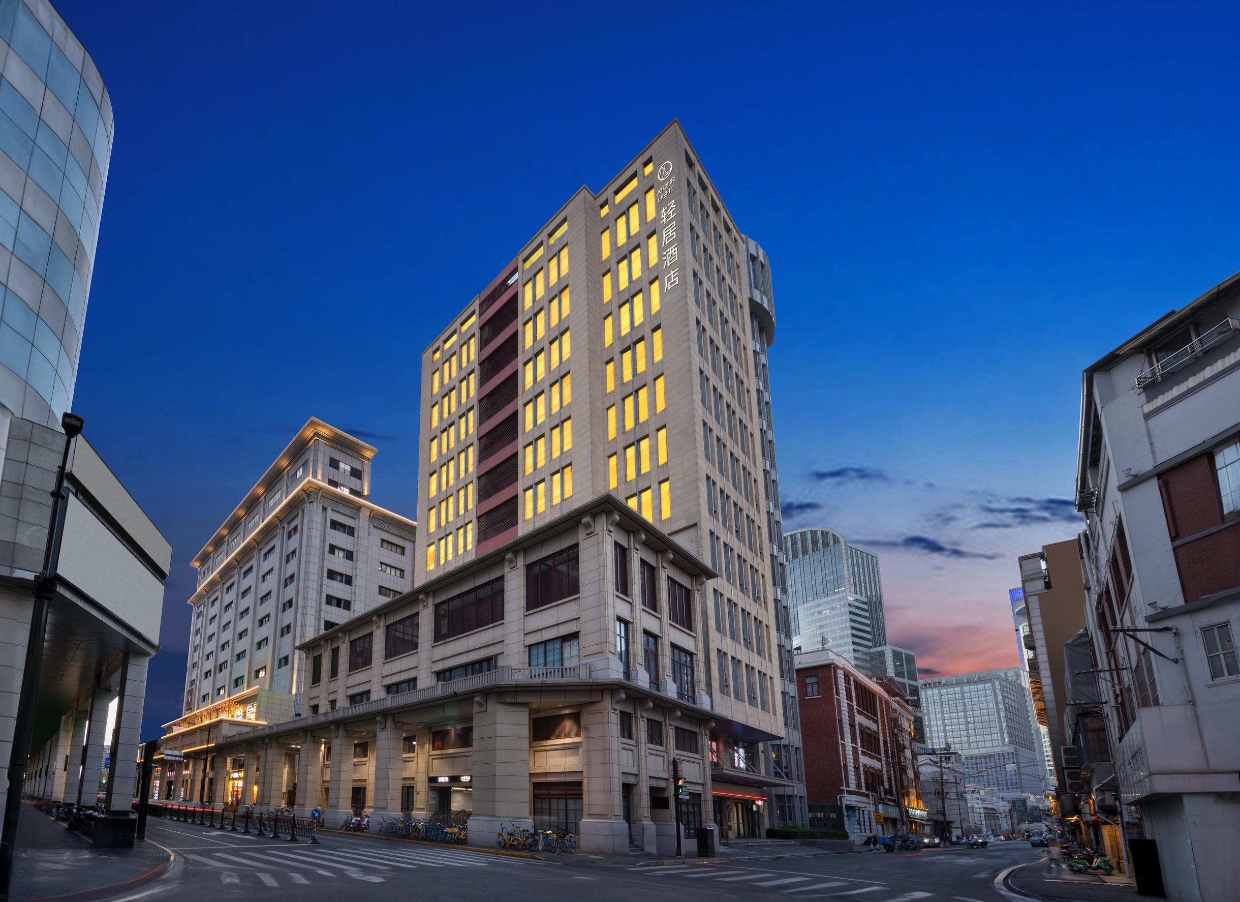 上海外滩大世界地铁站轻居酒店