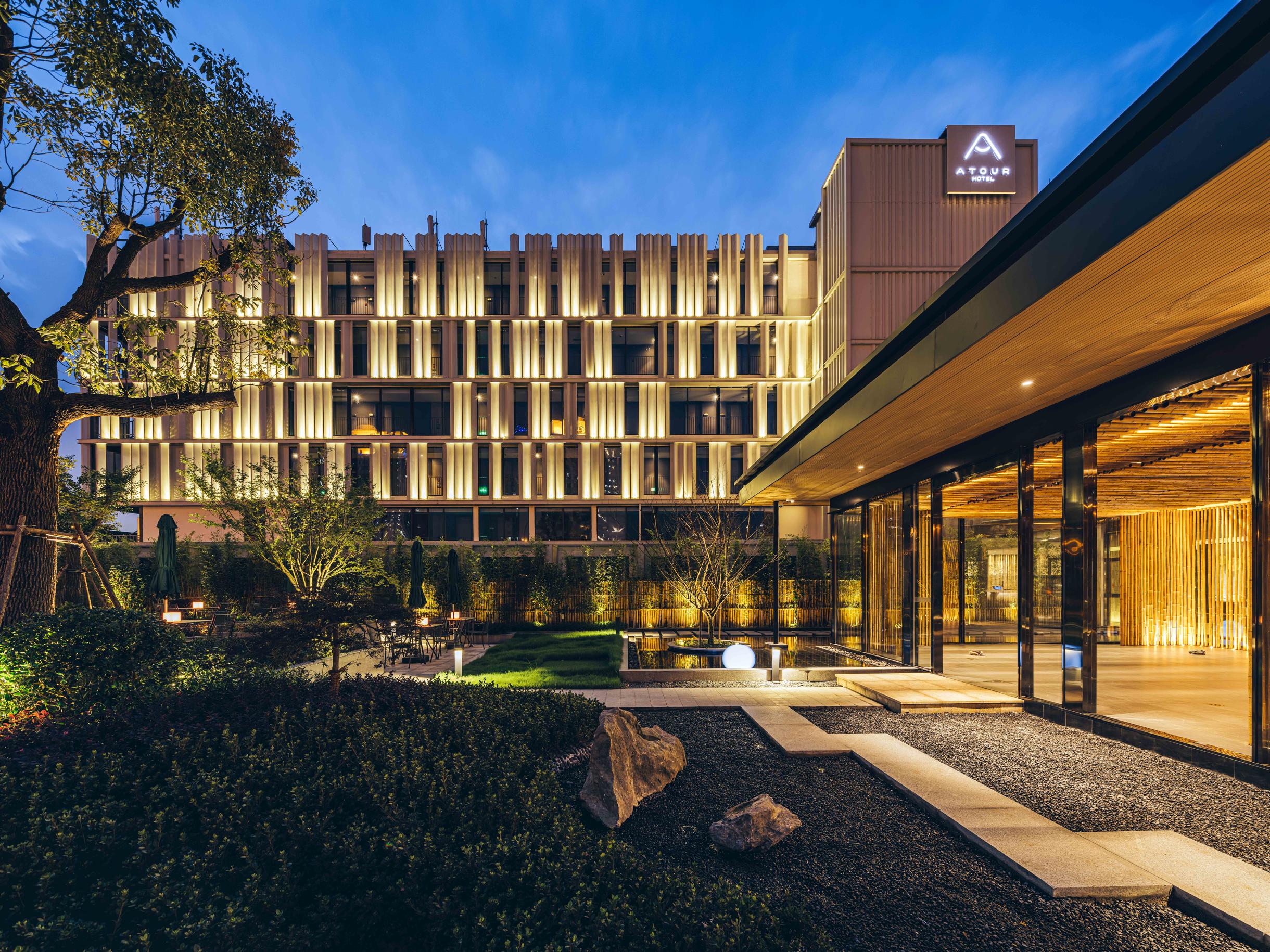 上海世博中心耀华路亚朵酒店