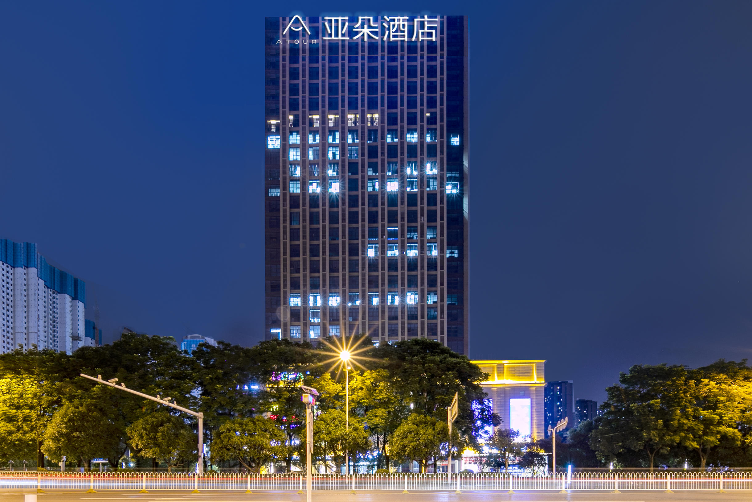 武汉光谷广场关山大道亚朵酒店