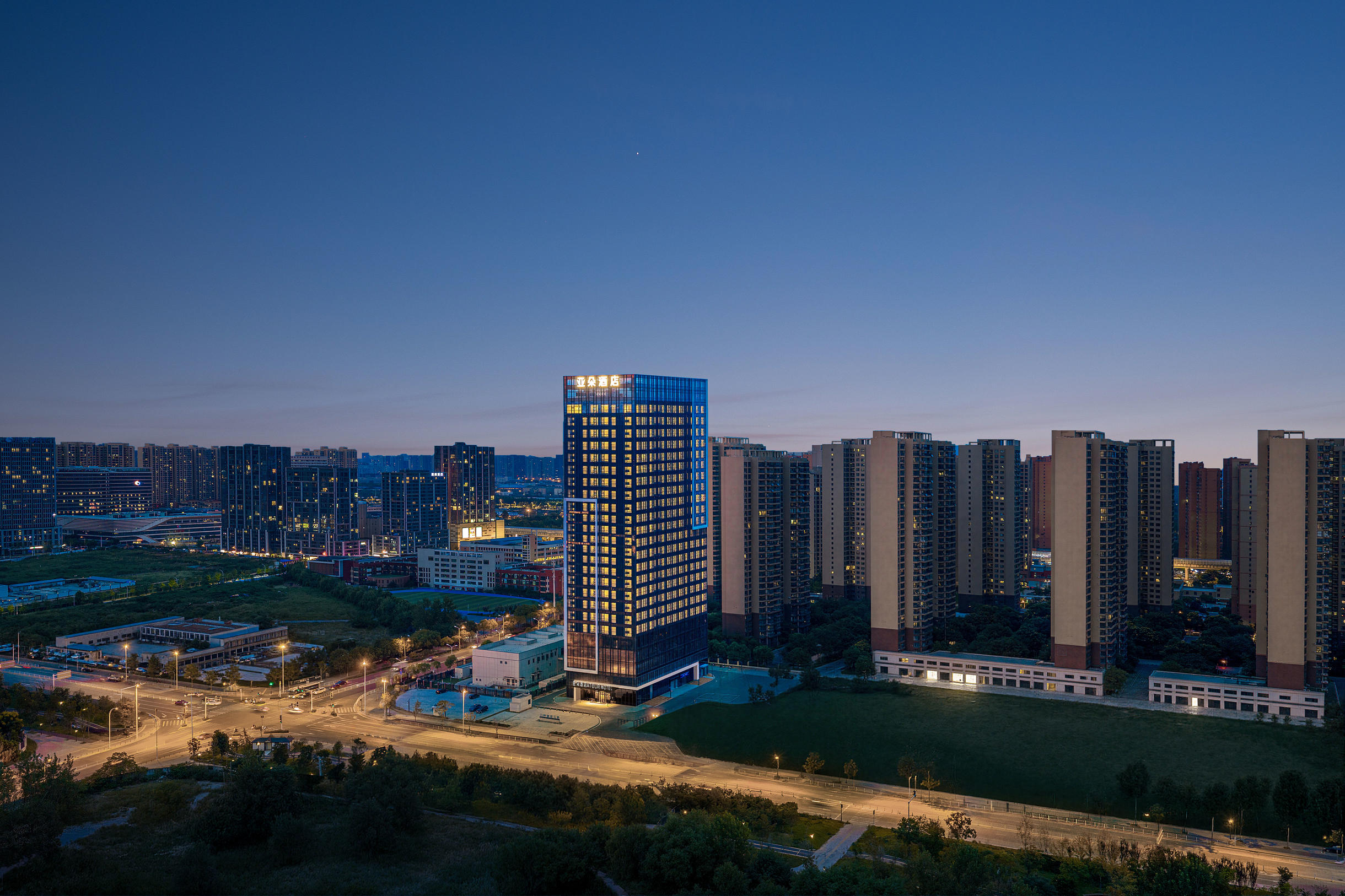 武汉白沙洲省人民医院洪山院区亚朵酒店