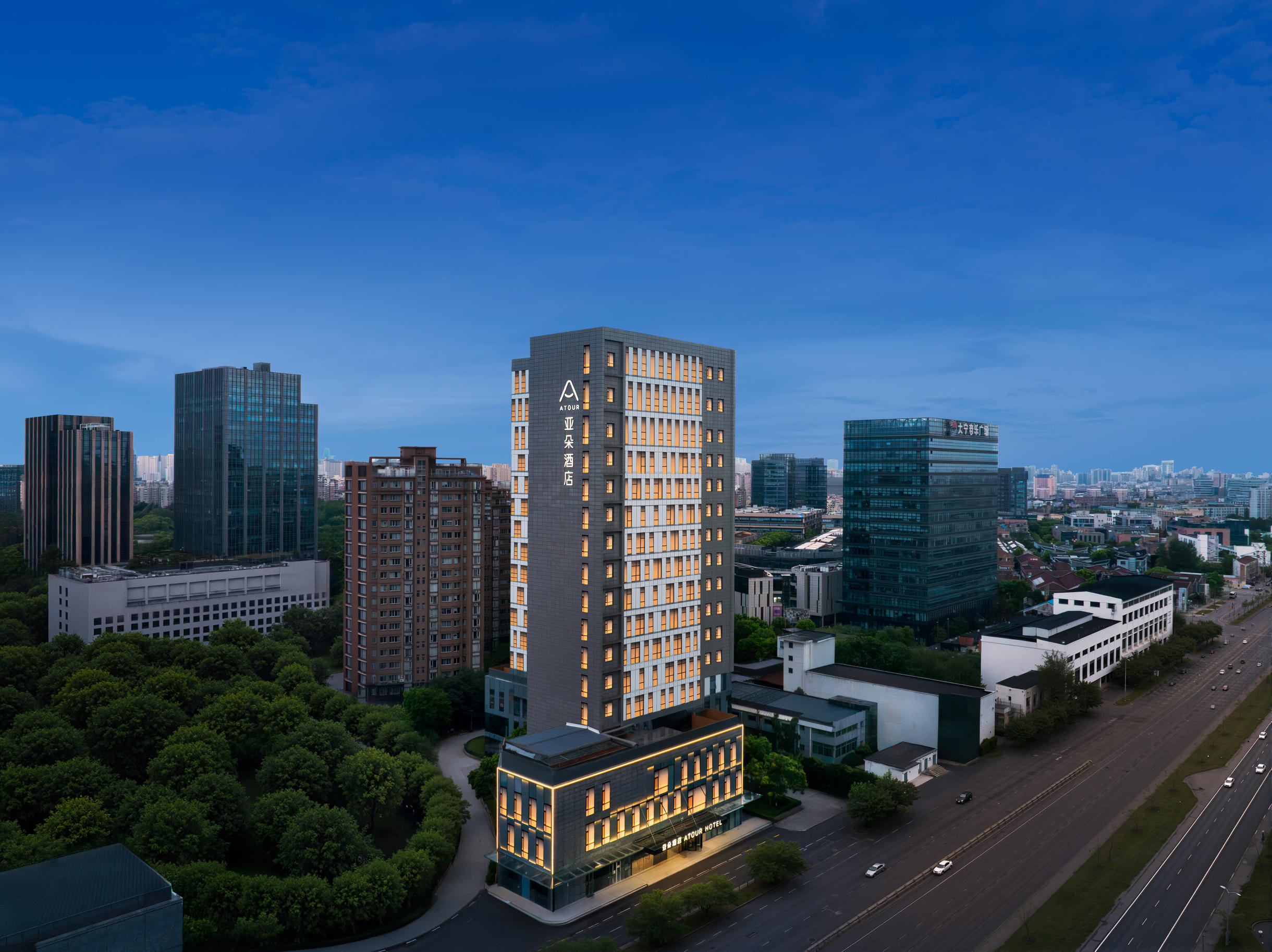 上海大宁国际马戏城亚朵酒店